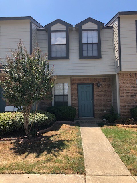 742 W Collins St-Unit -742 W. Collins St. in Denton, TX - Building Photo