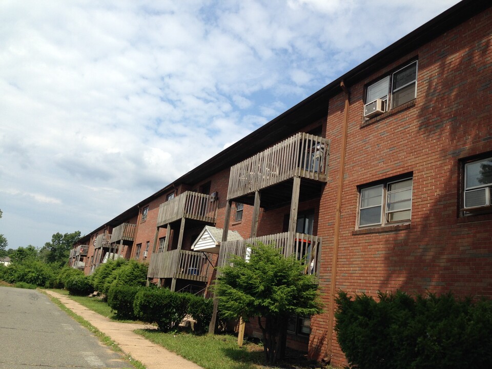 61 Glenn Rd, Unit 6B in East Hartford, CT - Building Photo