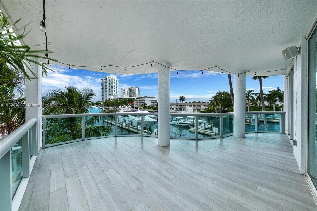 7918 Harbor Island Dr in North Bay Village, FL - Building Photo