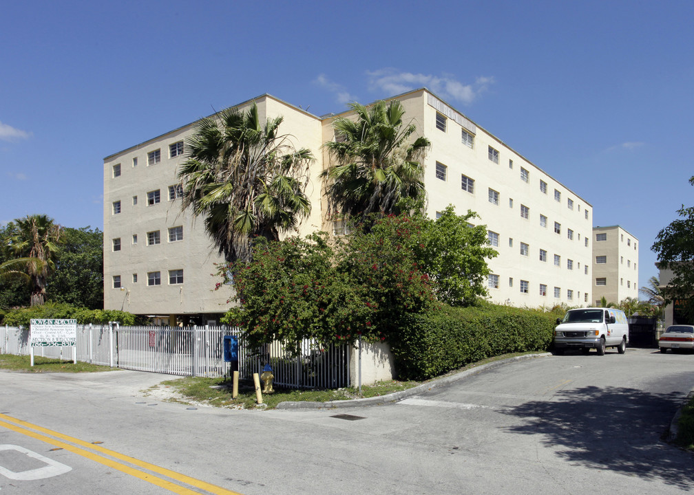 Brentwood Apartments in Miami, FL - Building Photo