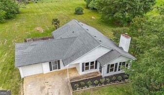 2725 Milton Bryan Dr in Loganville, GA - Building Photo