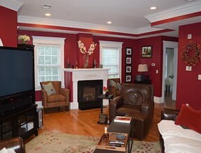 95 W 7th St, Unit 3 in Boston, MA - Foto de edificio - Building Photo