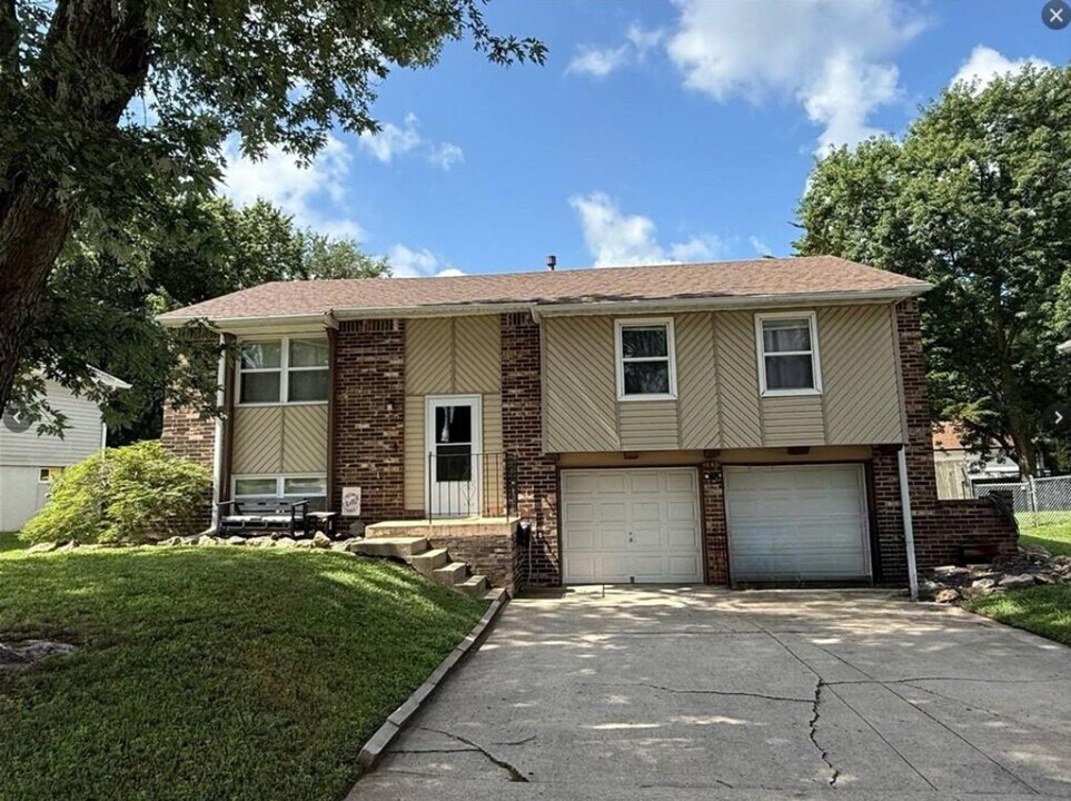 1512 N Blue Mills Rd in Independence, MO - Building Photo