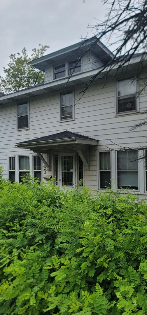property at 1528 E 8th St