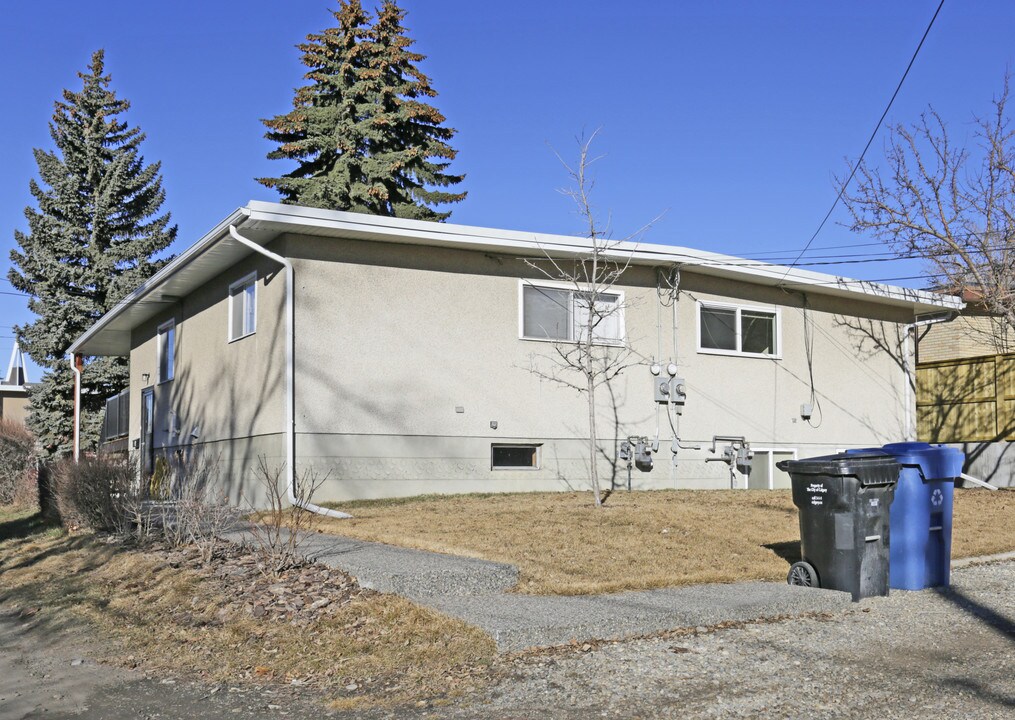 822 28th St NW in Calgary, AB - Building Photo