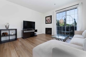585 N Rossmore Ave, Unit 312 in Los Angeles, CA - Foto de edificio - Building Photo