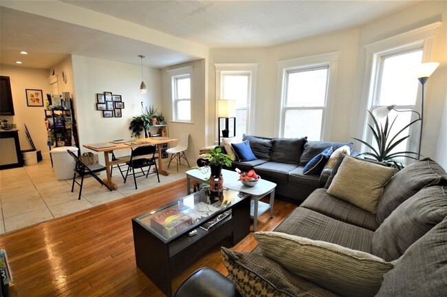 94 Montebello Rd, Unit 3 in Boston, MA - Building Photo - Building Photo