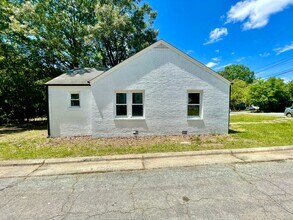 811 Dana Pl in Greensboro, NC - Building Photo - Building Photo