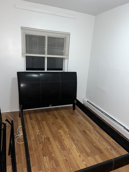 888 Jerome St, Unit 1room in Brooklyn, NY - Building Photo