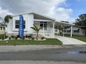 586 Country Meadows Blvd in Plant City, FL - Building Photo