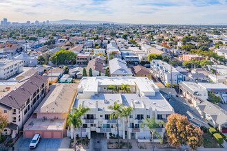 1055 Orizaba Ave in Long Beach, CA - Building Photo - Building Photo