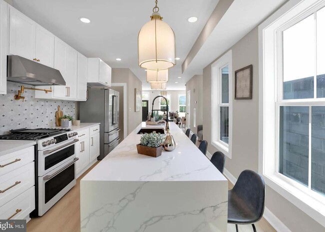 property at 1032 W Franklin St