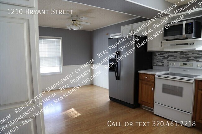 1210 Bryant St in Alexandria, MN - Building Photo - Building Photo