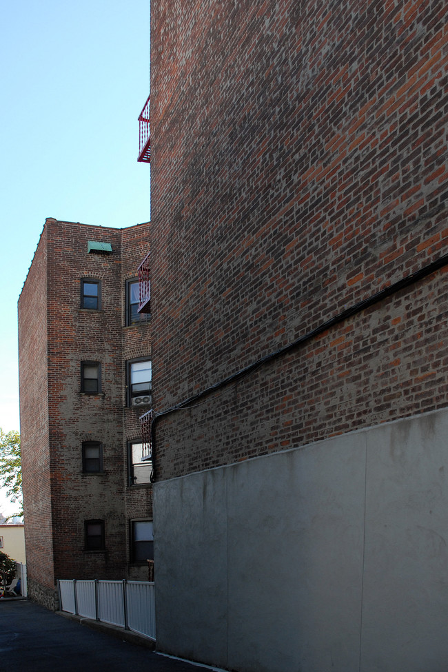 6302 Polk St in West New York, NJ - Building Photo - Building Photo