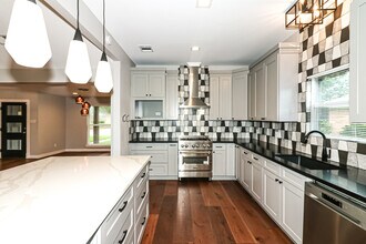5151 Kingfisher Dr in Houston, TX - Building Photo - Building Photo