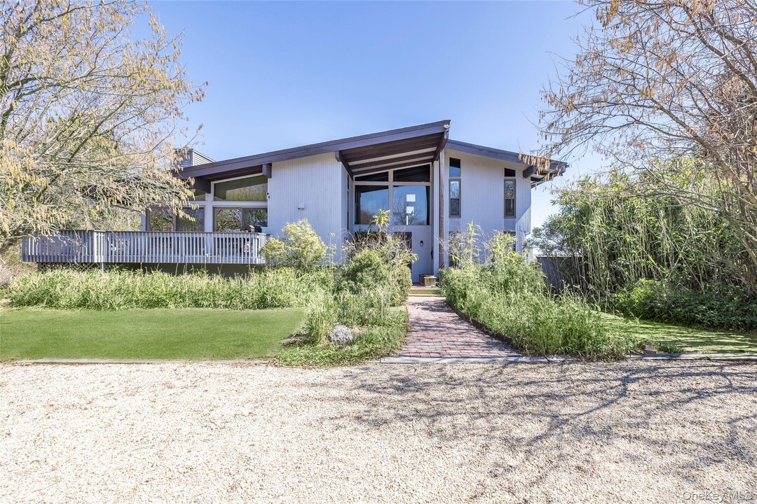 154 W Lake Dr in Montauk, NY - Building Photo