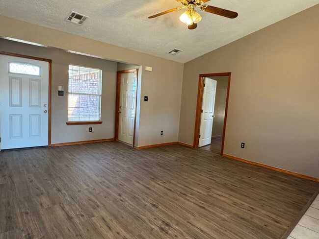 214 E Seminole St in Geronimo, OK - Building Photo - Building Photo