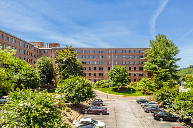 Cardinal House Condominiums in Arlington, VA - Building Photo - Building Photo