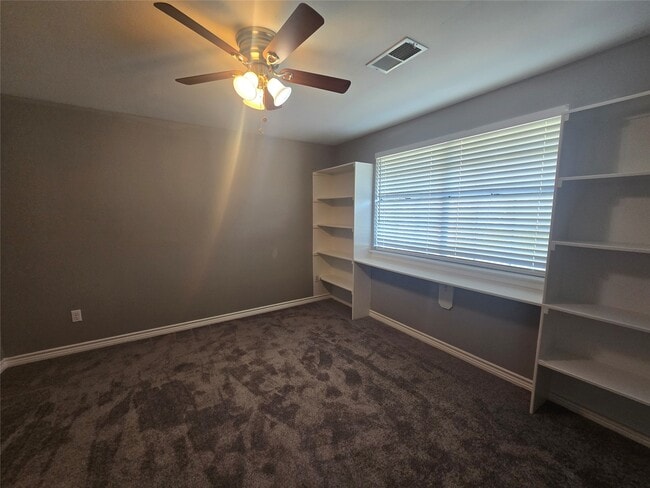 7810 Oakridge Dr in Hitchcock, TX - Building Photo - Building Photo