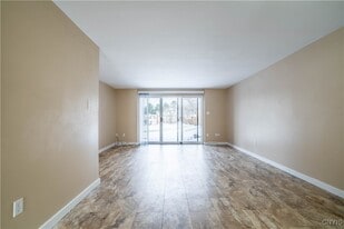 67 Chestnut Rd in New Hartford, NY - Building Photo