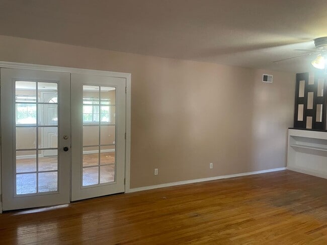 561 Cottonwood St in Vacaville, CA - Foto de edificio - Building Photo
