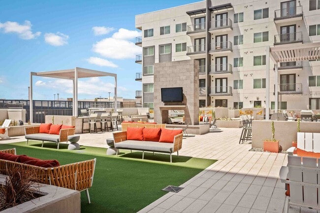 Aspire Park Central in Phoenix, AZ - Building Photo - Building Photo