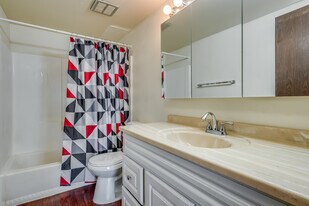 Royal Court Apartments in Appleton, WI - Building Photo