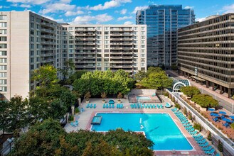 2111 Richmond Hwy in Arlington, VA - Building Photo - Building Photo