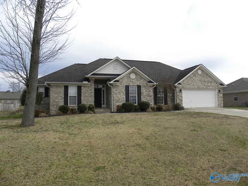 105 Fawn Forest Dr in New Market, AL - Building Photo