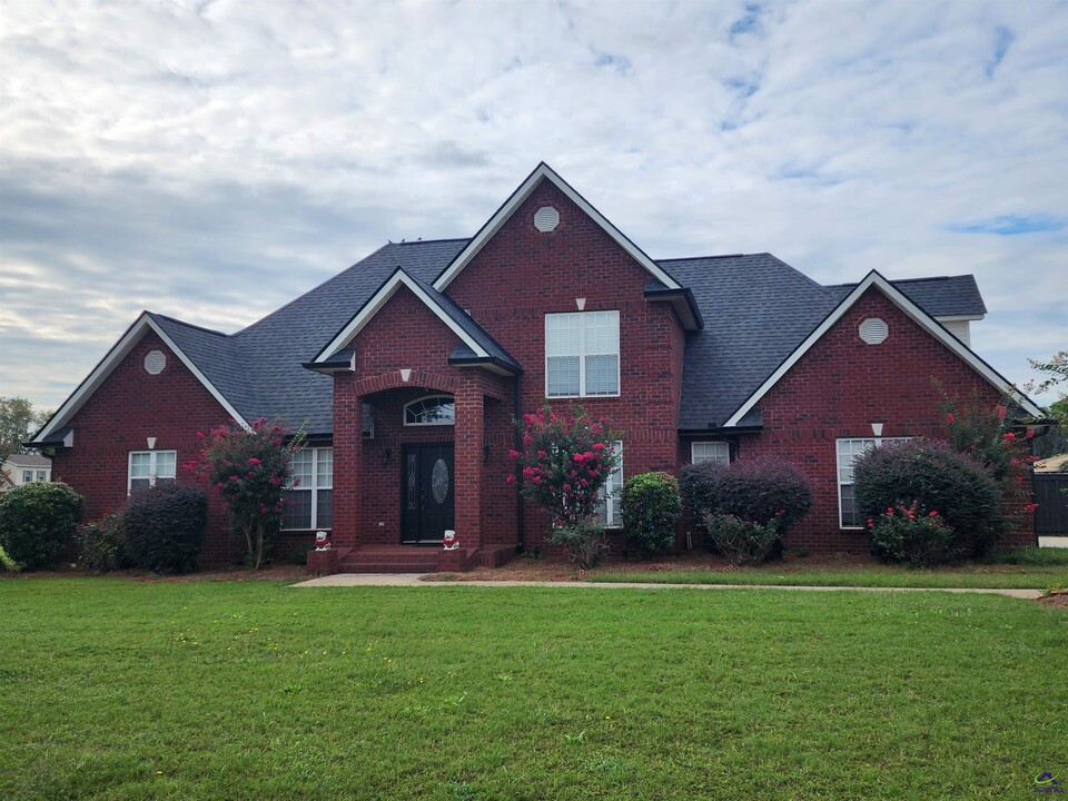 203 Martin Terrace in Kathleen, GA - Foto de edificio