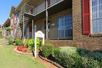 Chateau Glen Oaks Apartments in Fairfield, AL - Building Photo - Building Photo