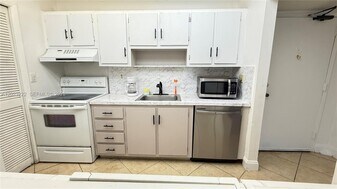 240 Lakeview Dr in Weston, FL - Building Photo