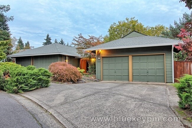 property at 5500 NW Ridgemoor Ct