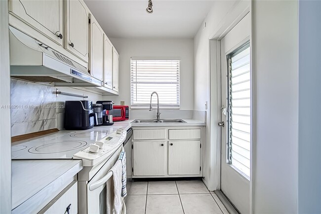 300 Layne Blvd in Hallandale Beach, FL - Building Photo - Building Photo