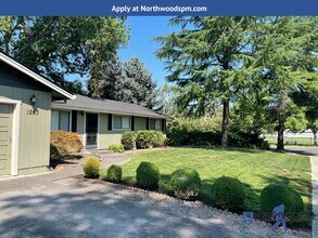 1293 Ruskin Dr in Medford, OR - Building Photo - Building Photo