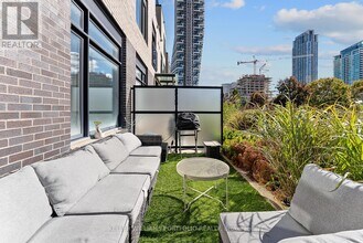 4030 Parkside Village Dr in Mississauga, ON - Building Photo - Building Photo