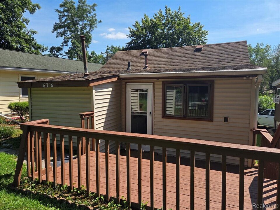 6316 Oakdale in Brighton, MI - Foto de edificio