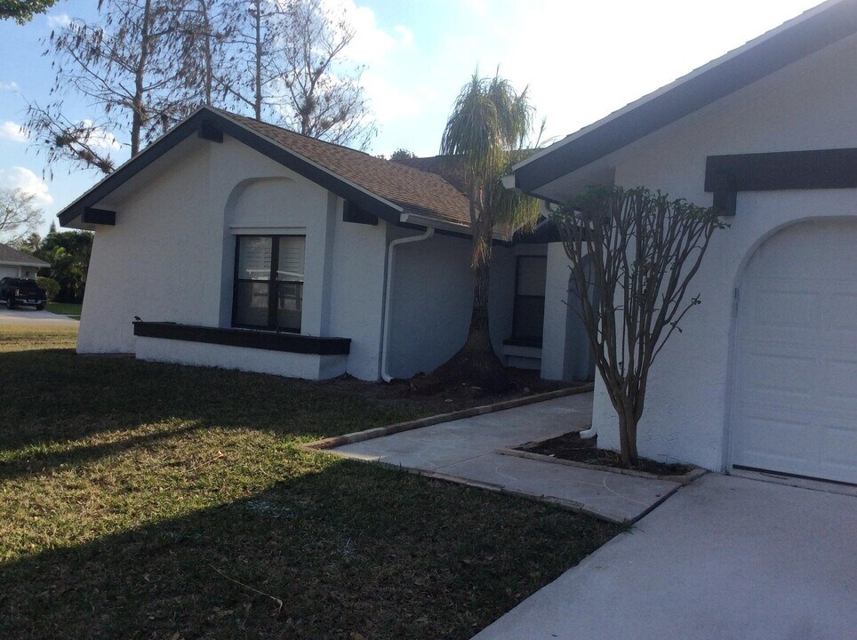 12305 Sawgrass Ct in Wellington, FL - Building Photo