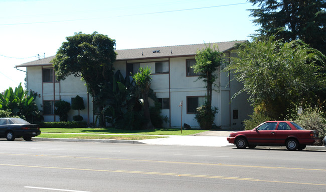 2356 Montrose Ave in Montrose, CA - Foto de edificio - Building Photo