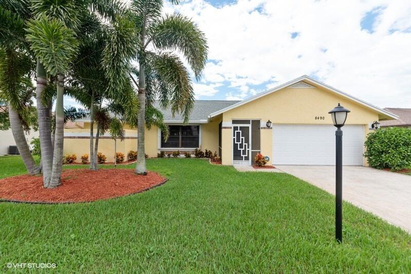 8490 White Egret Way in Wellington, FL - Building Photo