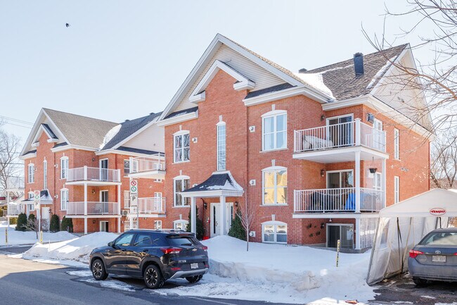 8 Léo-Lacombe Av in Laval, QC - Building Photo - Building Photo