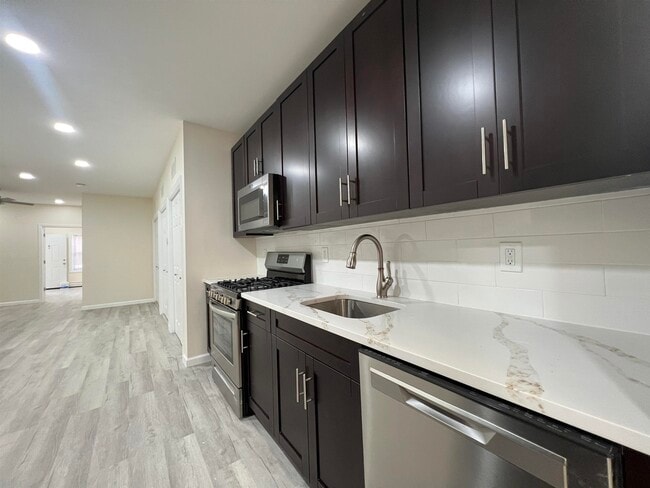 34 Giles Ave in Jersey City, NJ - Building Photo - Building Photo
