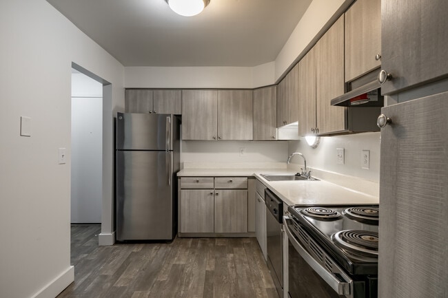 Pine Ridge Apartments - Southfield, MI