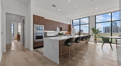 2620 Maple Ave in Dallas, TX - Building Photo - Building Photo