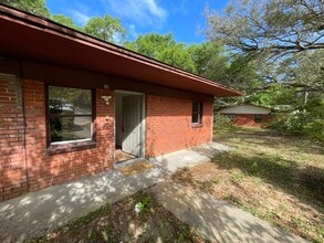 1221 Lake Dr in Gonzalez, FL - Building Photo - Building Photo