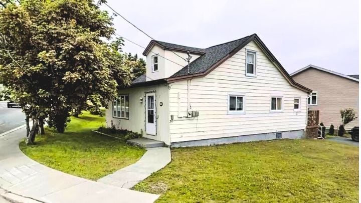 112 Airport Heights Dr in St John's, NL - Building Photo