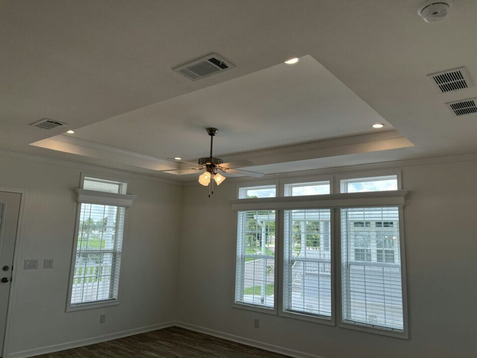 568 Plaza Del Sol in North Fort Myers, FL - Building Photo