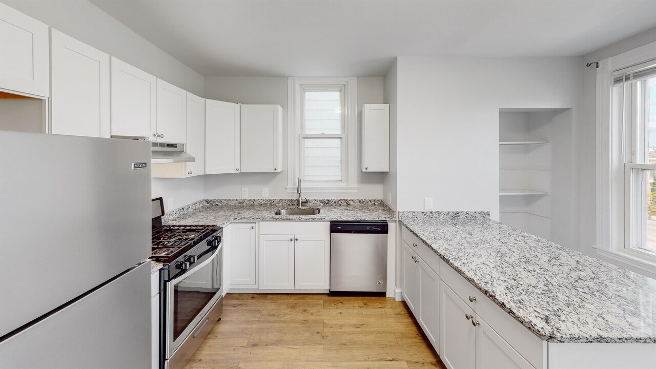 111 Falcon St, Unit 1 in Boston, MA - Building Photo