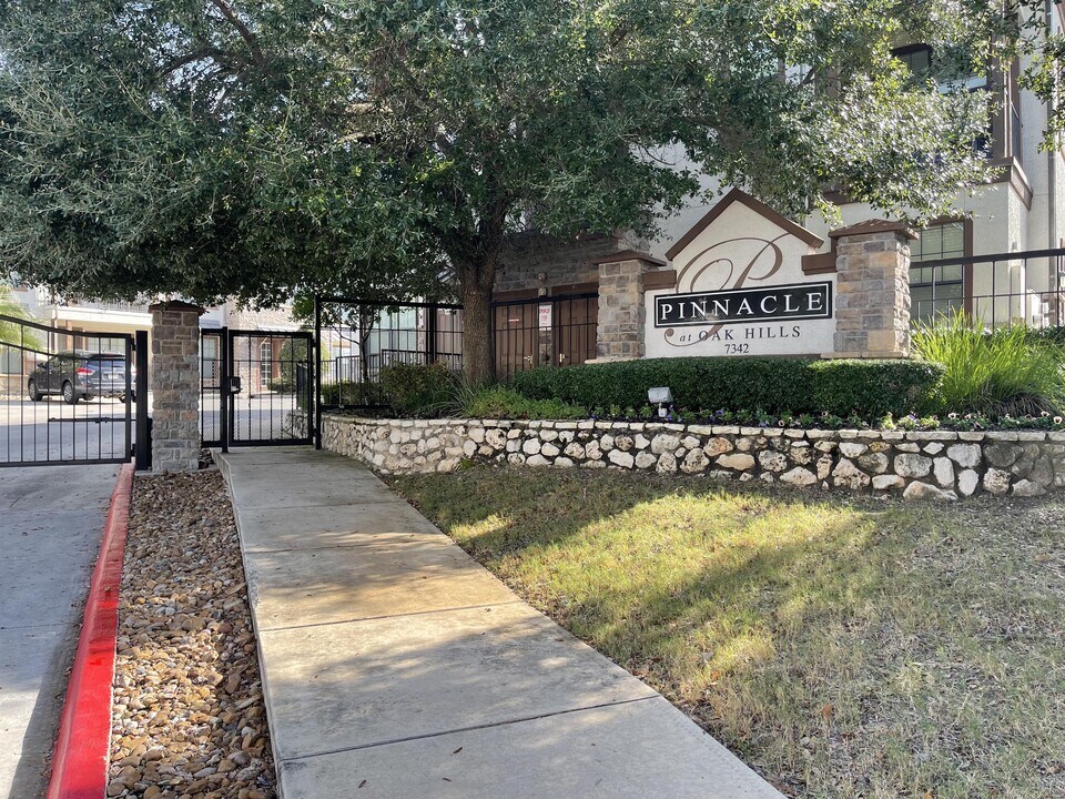 7342 Oak Manor Dr in San Antonio, TX - Building Photo