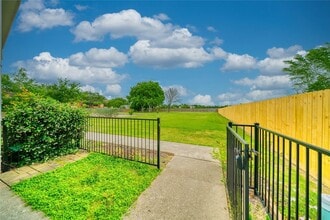 770 Hunt Rd, Unit 314 in Baytown, TX - Building Photo - Building Photo